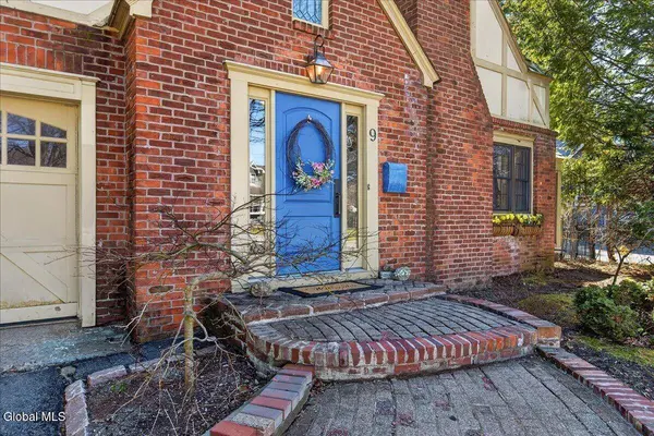 9 Luzerne Place, Queensbury, NY 12804