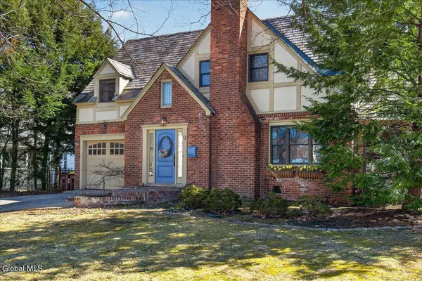 9 Luzerne Place, Queensbury, NY 12804