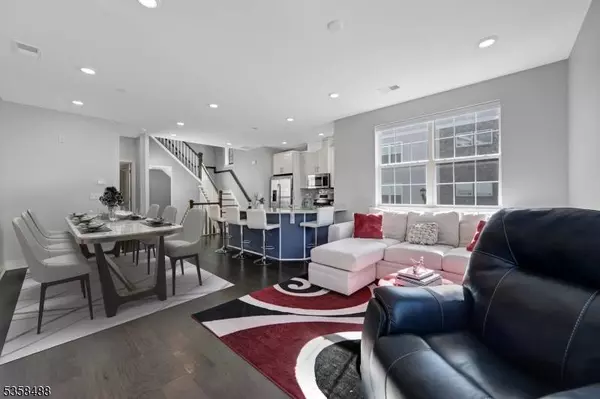 17 Veterans Way, Morris Plains Boro, NJ 07950