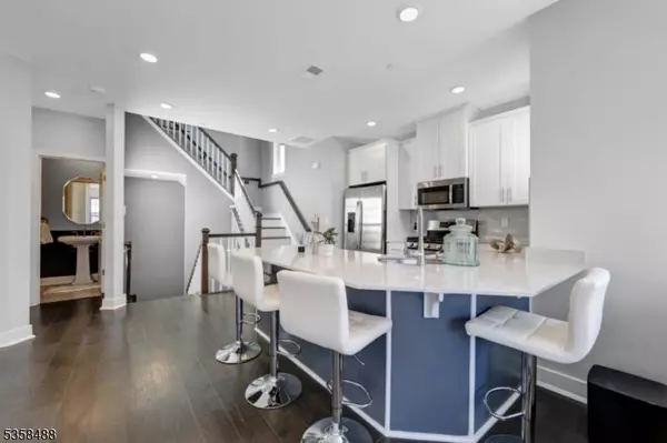 17 Veterans Way, Morris Plains Boro, NJ 07950