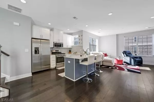 17 Veterans Way, Morris Plains Boro, NJ 07950