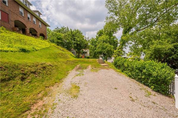 1853 Montour St, Coraopolis, PA 15108