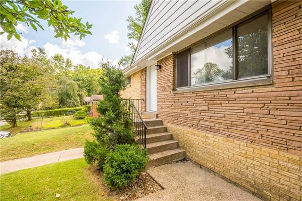 423 Woodrift Ln, Pleasant Hills, PA 15236