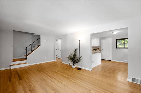 423 Woodrift Ln, Pleasant Hills, PA 15236