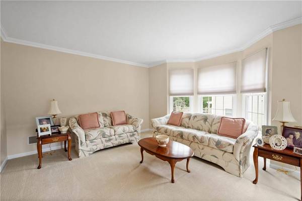 5699 Villahaven Dr, Bethel Park, PA 15236