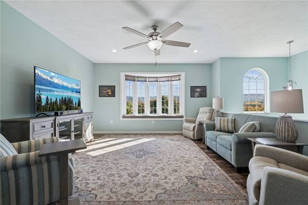 122 Grand View Dr, Derry Twp, PA 15671