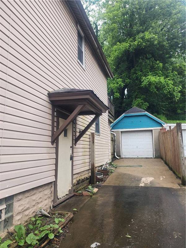 1260 Grove Rd, Castle Shannon, PA 15234