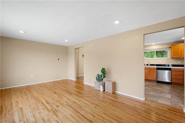 3190 Mayflower Dr, Whitehall, PA 15227