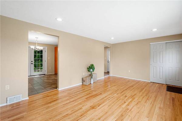 3190 Mayflower Dr, Whitehall, PA 15227