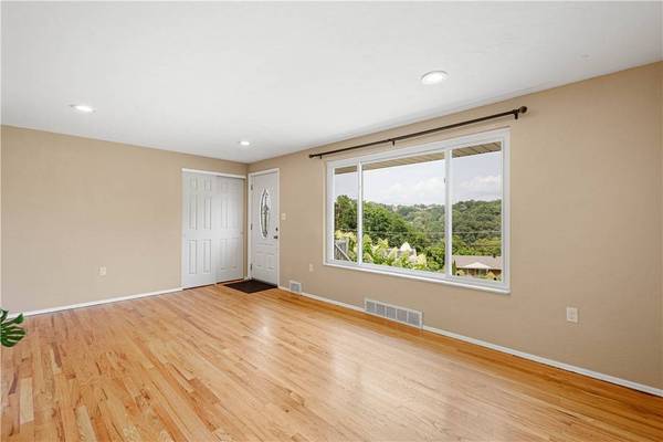 3190 Mayflower Dr, Whitehall, PA 15227