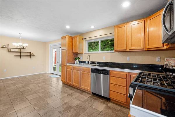 3190 Mayflower Dr, Whitehall, PA 15227