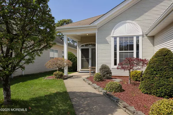 14 Sunlight Springs Road, Lakewood, NJ 08701