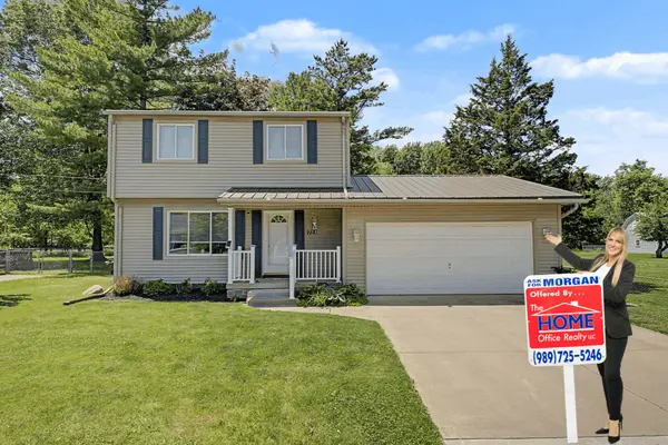 Home For Sale in Owosso, MI with 4 Bedrooms and a Beautiful Backyard!