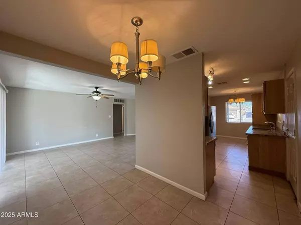 2401 W WELDON Avenue, Phoenix, AZ 85015