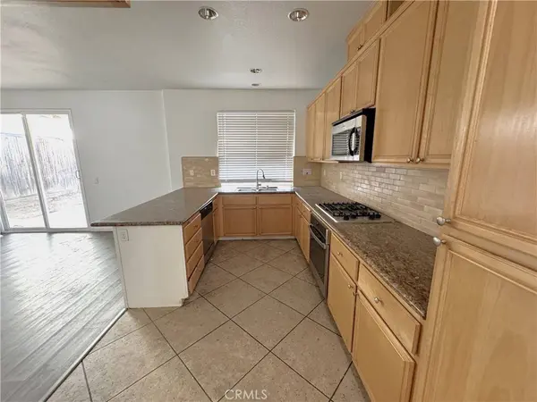 8240 Chamberlain LN, Reseda, CA 91335