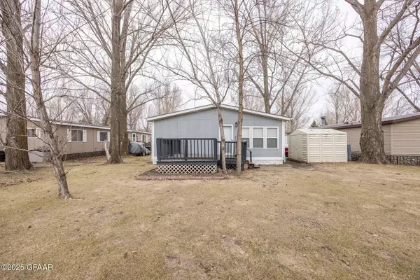 2499 LAWNDALE RD, Grand Forks, ND 58201