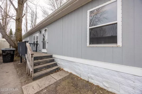 2499 LAWNDALE RD, Grand Forks, ND 58201