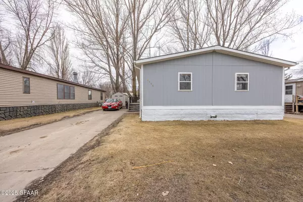 2499 LAWNDALE RD, Grand Forks, ND 58201