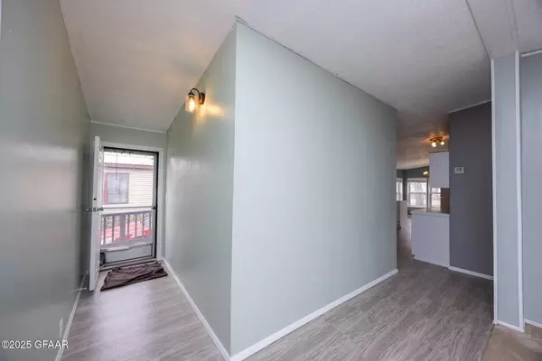 2499 LAWNDALE RD, Grand Forks, ND 58201