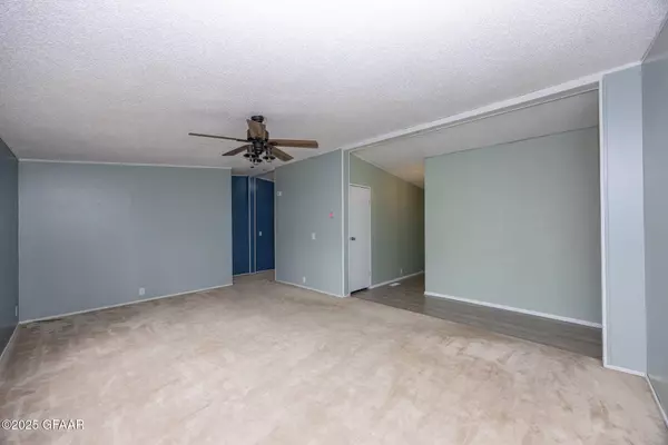 2499 LAWNDALE RD, Grand Forks, ND 58201