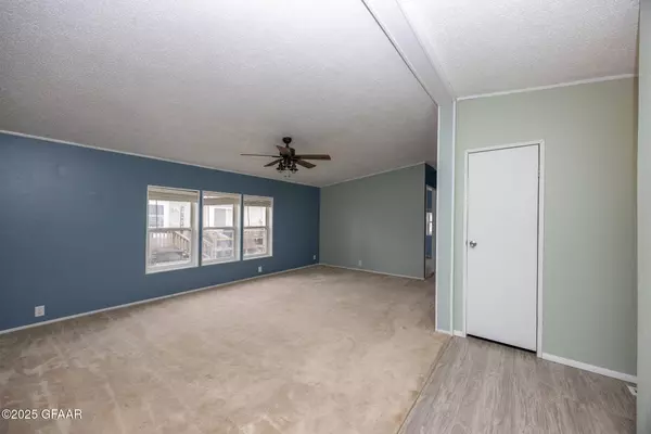 2499 LAWNDALE RD, Grand Forks, ND 58201