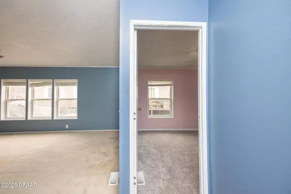 2499 LAWNDALE RD, Grand Forks, ND 58201