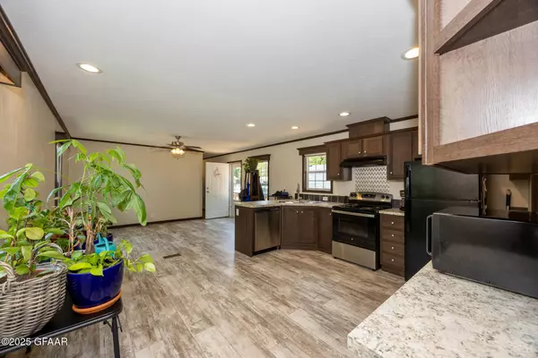 2502 CUMBERLAND RD, Grand Forks, ND 58201