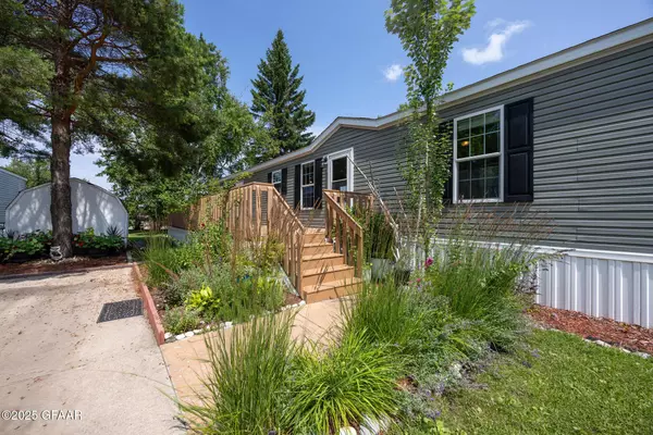 2502 CUMBERLAND RD, Grand Forks, ND 58201