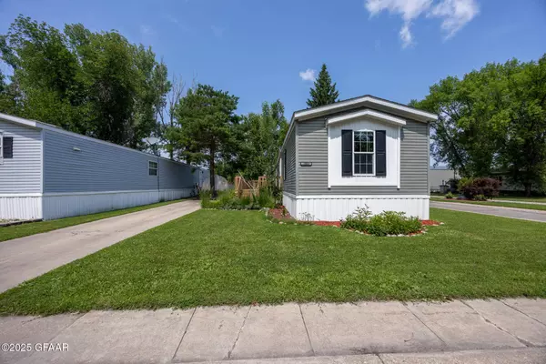 2502 CUMBERLAND RD, Grand Forks, ND 58201