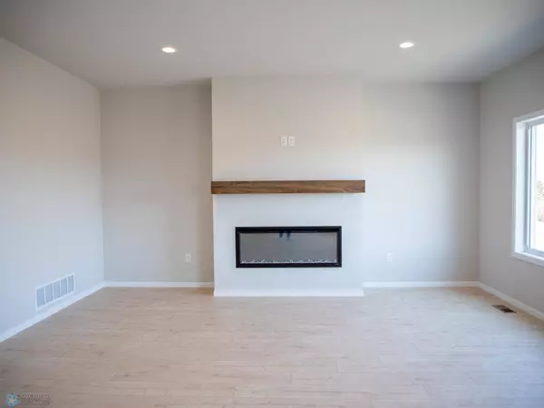 10202 Burgundy DR, Horace, ND 58047