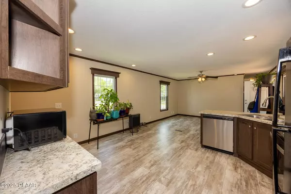 2502 CUMBERLAND RD, Grand Forks, ND 58201