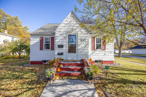 823 S 9TH ST, Grand Forks, ND 58201