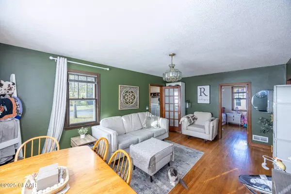 823 S 9TH ST, Grand Forks, ND 58201