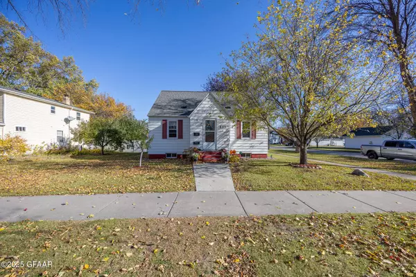 823 S 9TH ST, Grand Forks, ND 58201