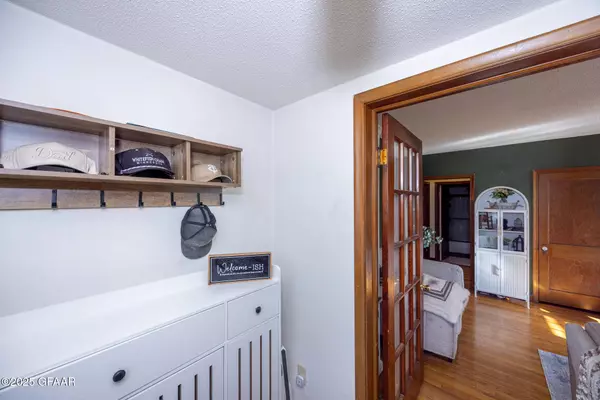 823 S 9TH ST, Grand Forks, ND 58201