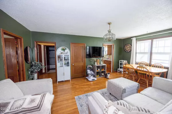 823 S 9TH ST, Grand Forks, ND 58201