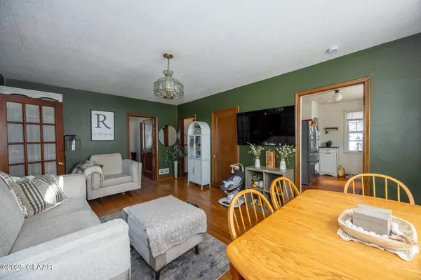 823 S 9TH ST, Grand Forks, ND 58201