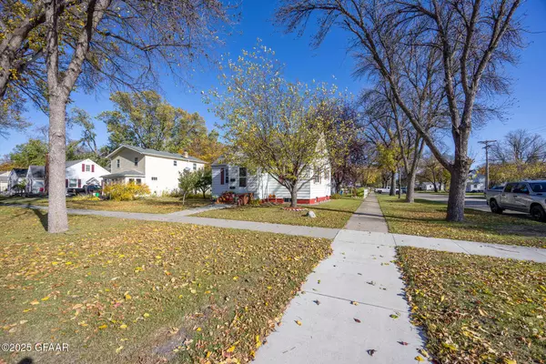 823 S 9TH ST, Grand Forks, ND 58201