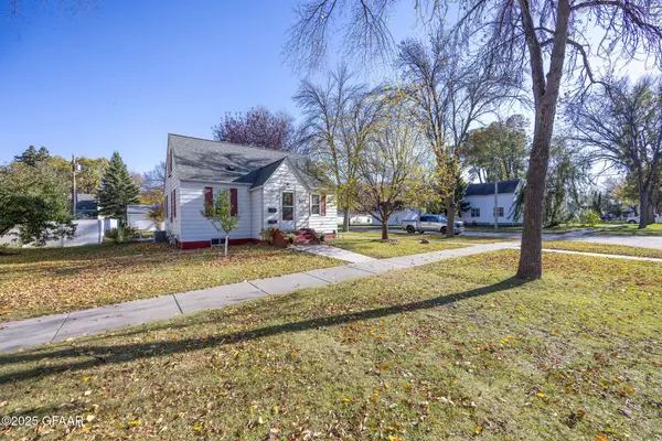 823 S 9TH ST, Grand Forks, ND 58201
