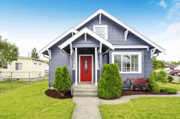 Home Exterior Makeover: Choosing Between Stucco, Siding, and Brick