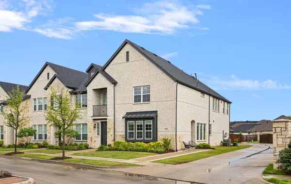 Modern Living Meets Nature: Just Listed Townhome in Viridian, Arlington TX