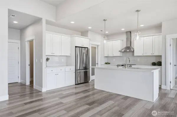 1075 Klamath CT, Richland, WA 99352