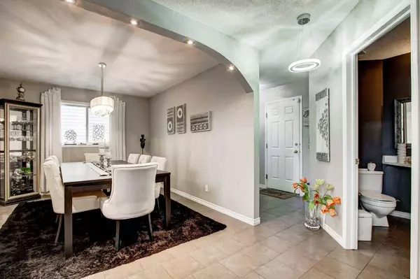 1121 Sierra Morena CT SW, Calgary, AB T3H 3H1