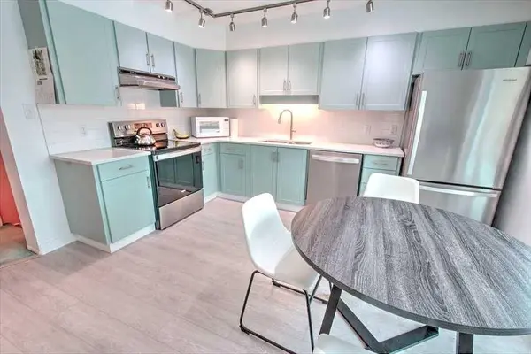 6719 Coach Hill RD SW, Calgary, AB T3H 1B7