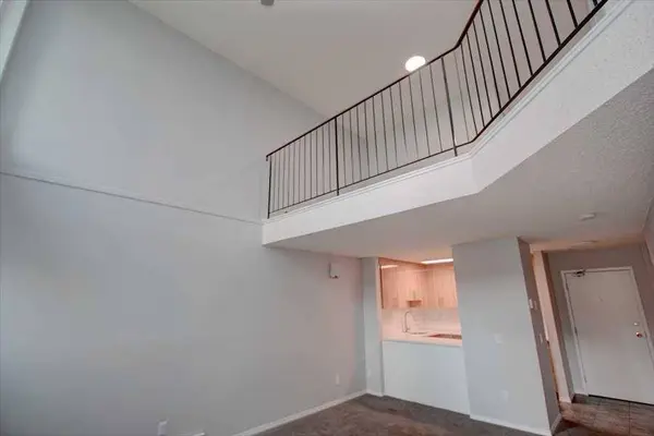 90 Glamis DR SW #4172, Calgary, AB T3E 6T8