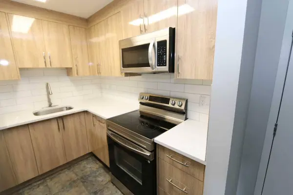 90 Glamis DR SW #4172, Calgary, AB T3E 6T8