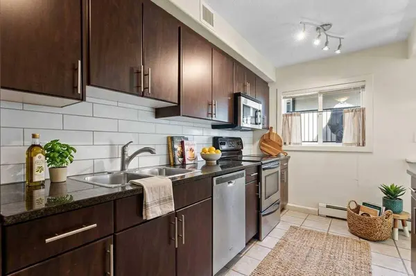 1622 28 AVE SW #7, Calgary, AB T2T1J4