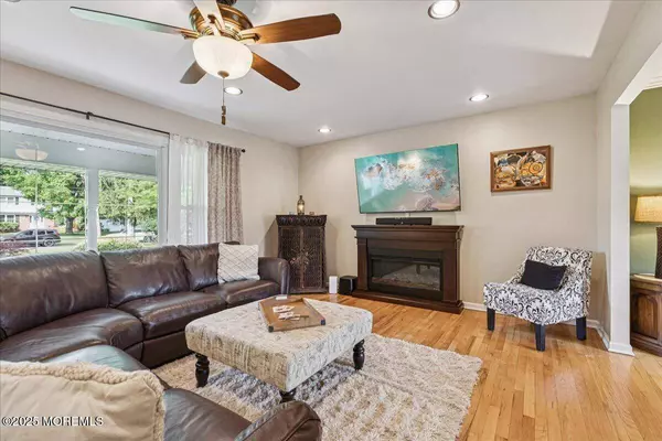 19 Meadowbrook Lane, Freehold, NJ 07728