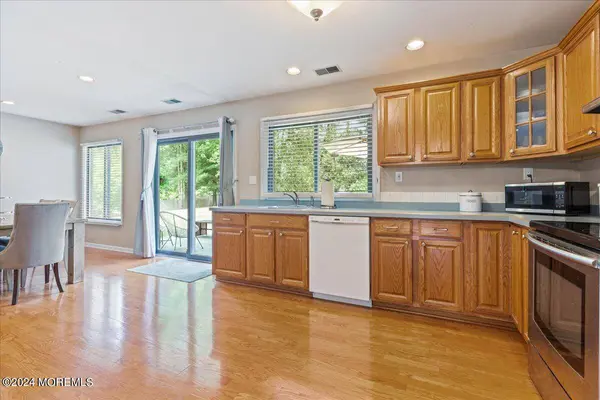 10 Hillside Road, Manalapan, NJ 07726
