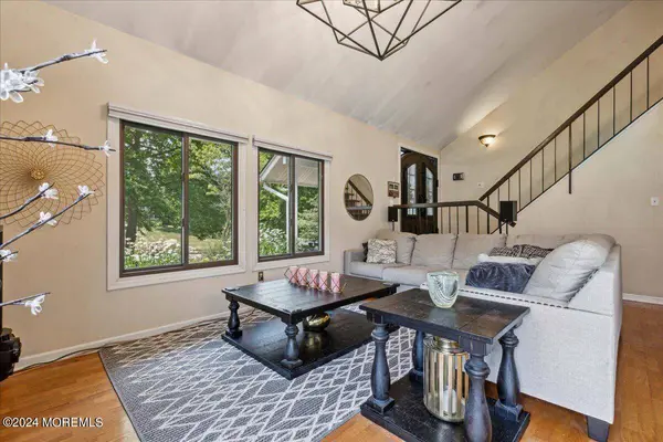 10 Hillside Road, Manalapan, NJ 07726